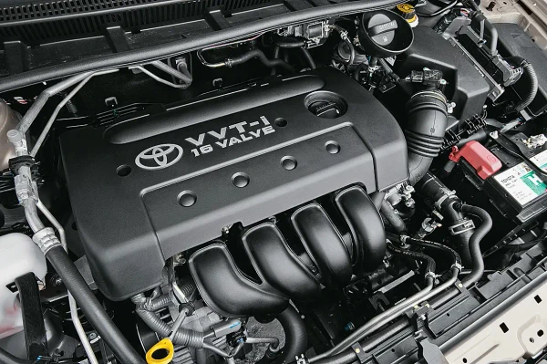 Toyota Corolla após limpeza de motor e revitalização de plásticos
